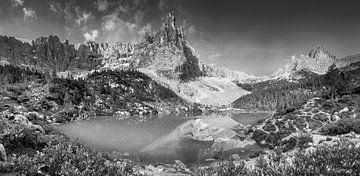 Lac Sorapis / Lac de montagne Panorama en noir et blanc sur Manfred Voss, Schwarz-weiss Fotografie