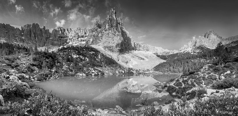 Sorapis See / Bergsee Panorama in schwarzweiß von Manfred Voss, Schwarz-weiss Fotografie