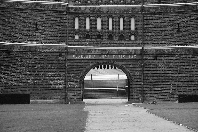 Holstentor schwarz weiß von Pfotowelt