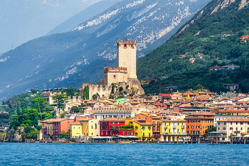 De stad Malcesine en het Scaliger-kasteel aan het Gardameer, Italië