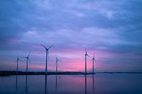 Moderne Windmühlen bei Sonnenuntergang - Kalt