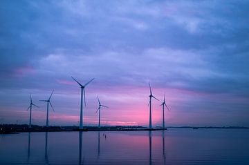 Moderne windturbines tijdens zonsondergang - Koud van Jesper Stegers