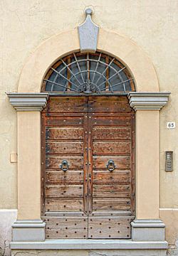 Oude houten deur Tavernelle Umbria van Dorothy Berry-Lound