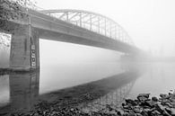 Nebel über dem Arnheimer Rhein mit der John-Frost-Brücke von Dave Zuuring Miniaturansicht