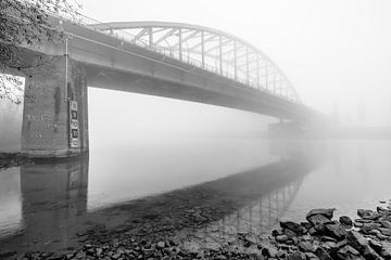 Nebel über dem Arnheimer Rhein mit der John-Frost-Brücke von Dave Zuuring