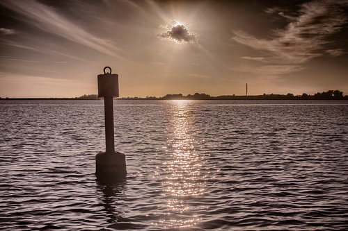 Sonnenuntergang über dem Wasser – Boje im goldenen Abendlicht