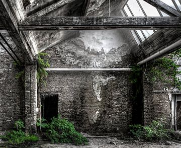 Lost Place - Halle mit Grün