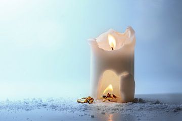 Brennende weiße Kerze mit einer Flamme, Lagerfeuer in einer Schnitzerei und Feuer  von Maren Winter