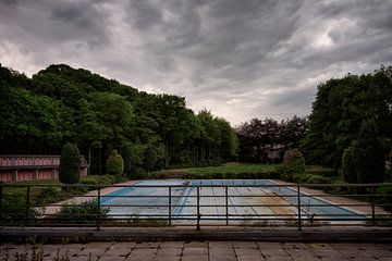 Urbex: Abandoned swimming pool by Carola Schellekens