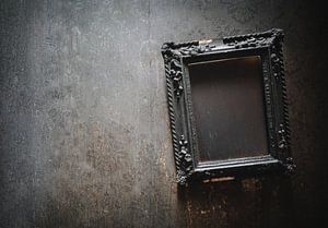 Brennender Rahmen an der Wand. von Roman Robroek – Fotos verlassener Gebäude