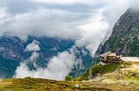 Huis aan de afgrond van de bergen, Noorwegen van Marly van Gog thumbnail