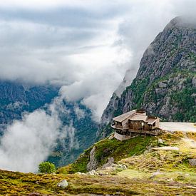 Huis aan de afgrond van de bergen, Noorwegen van Marly van Gog