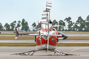 Zwei Bell TH-57C Sea Ranger-Hubschrauber.