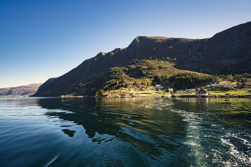 Fjord en Norvège avec un ciel bleu par Martin Köbsch