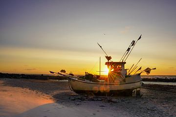 Vissersboot bij zonsondergang van Danny Tchi Photography