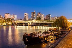 Hausboot bei der Pont de Bir-Hakeim in Paris bei Nacht von Werner Dieterich