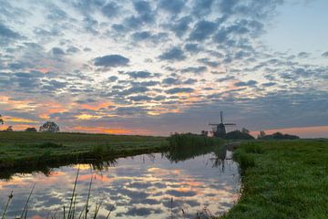 Sonnenaufgang an der Haviksmolen in Grootschermer (Landschaft) von Bram Lubbers