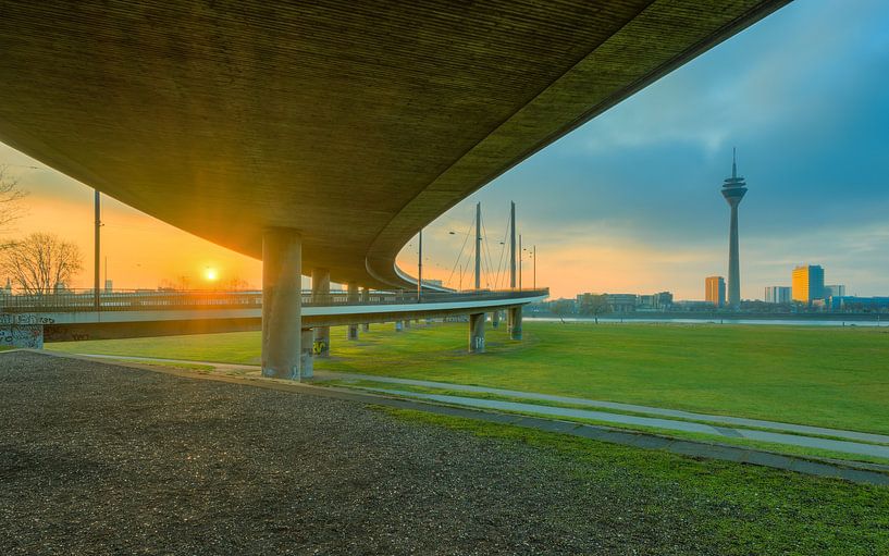 Sunrise under the bridge in Dusseldorf van Michael Valjak