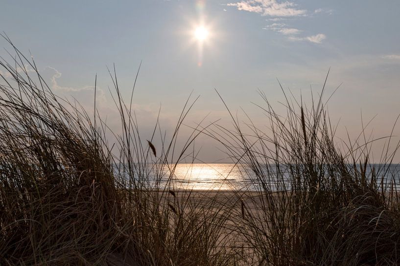 Photo du beau coucher de soleil vu des dunes. Quelque part le long de la côte néerlandaise. par Miranda van Hulst