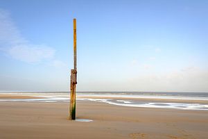 Vermessungspfosten am Strand
