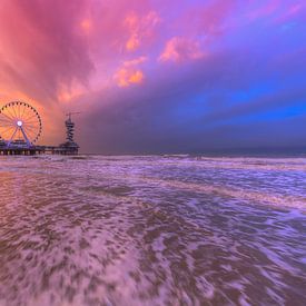 Prachtig avondrood tijdens zonsondergang bij de Pier van Scheveningen van Rob Kints