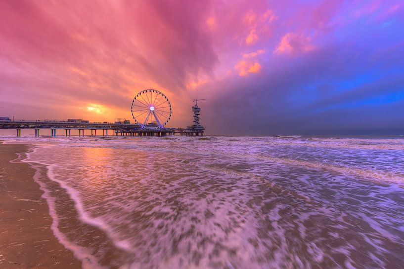 Prachtig avondrood tijdens zonsondergang bij de Pier van Scheveningen van Rob Kints
