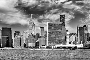 NEW YORK CITY East River Skyline | Monochroom van Melanie Viola