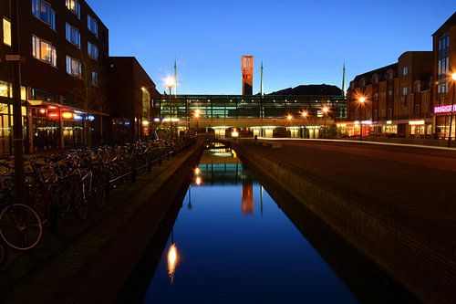 Onderdoor in Houten met station Houten Centrum, staion, winkels en gemeentehuis.