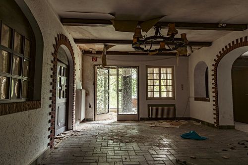 Verlaten Hal met Gebroken Plafond van Het Onbekende