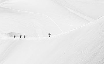Op weg naar de top - klimmen in de sneeuw- zwartwit van Teun Ruijters