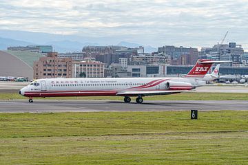 Een FAT McDonnell Douglas MD-82 is geland. van Jaap van den Berg