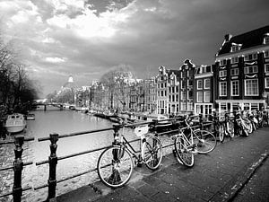 Amsterdamer Brücke mit Fahrrädern (schwarz und weiß)