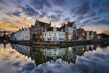 Zonsondergang in Brugge van Michael Abid