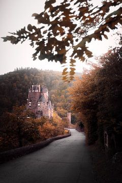 Middeleeuws kasteel in herfst sferen | Duitsland | travelphotography | Burg Eltz van Laura Dijkslag