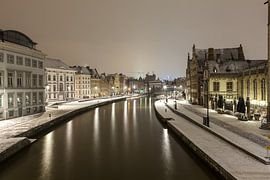 Tijdens sneeuwval de Graslei zien naast de Leie van Gent van Marcel Derweduwen