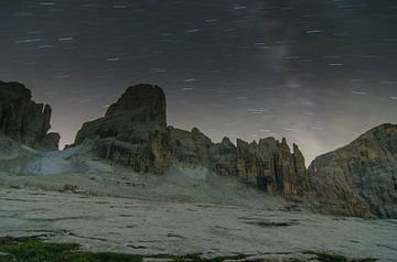 Sternspuren und die Milchstraße über den Bergen des Brentas von Sean Vos