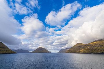 View of the rocks of the Faroe Islands with clouds by Rico Ködder