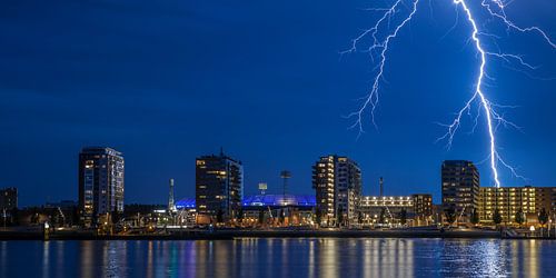 stadion van Feijenoord met onweer 11