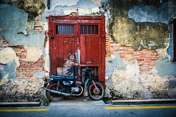 Jongetje op motor, straatkunst Maleisie - muurschildering van Ellis Peeters