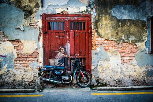 Jongetje op motor, straatkunst Maleisie