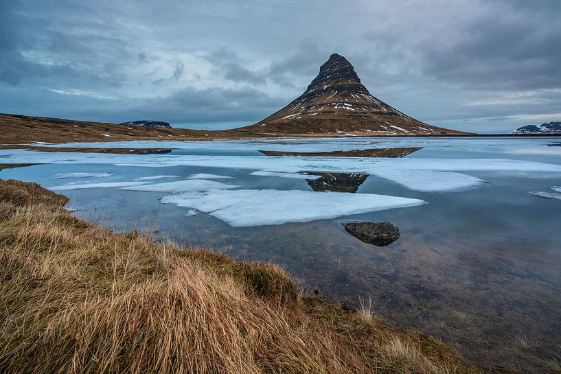 Le mont Kirkjufell dans l'ouest de l'île par une froide matinée de février par Anges van der Logt