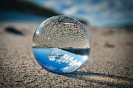 Glaskugel am Strand der Ostsee. Detailreiche Nahaufnahme der Kugel mit Spiegelung der Landschaft. von Martin Köbsch Miniaturansicht