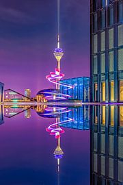 The finely tuned choreography of the lighting design in front of the Rhine Tower is preserved in a fleeting moment. by LICHTERKISTE