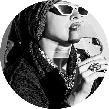 Audrey Hepburn Stijl modern portet, vrouw met handdoek en champagne van Senta Bemelman