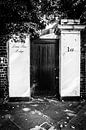 Zwarte deur in Londen | Zwart-wit foto | Architectuur | Reis- & Straatfotografie van Diana van Neck Photography thumbnail