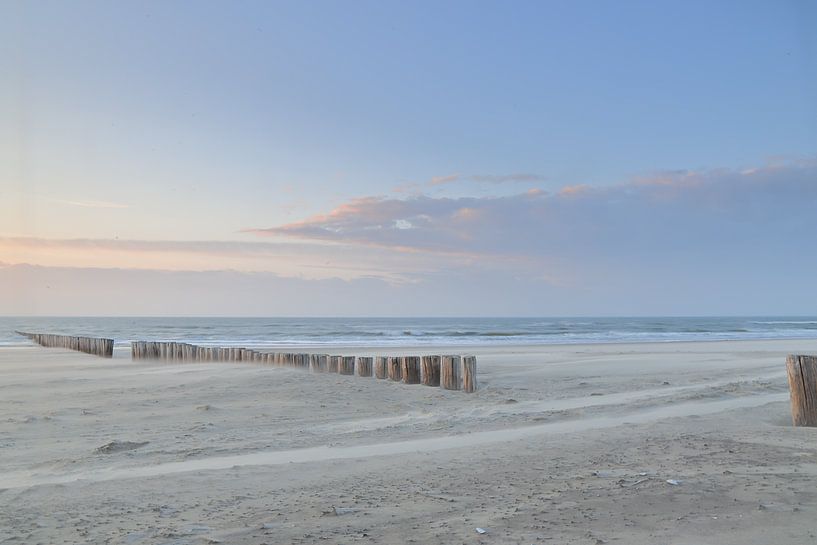 Pfahlreihe Hollum bei Sonnenuntergang von Rinnie Wijnstra (FotoAmeland )