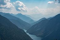 Uitzicht over de Plansee naar de Zugspitze van Leo Schindzielorz thumbnail