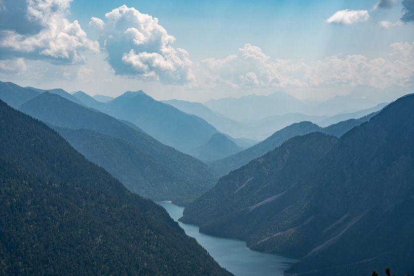 Uitzicht over de Plansee naar de Zugspitze van Leo Schindzielorz