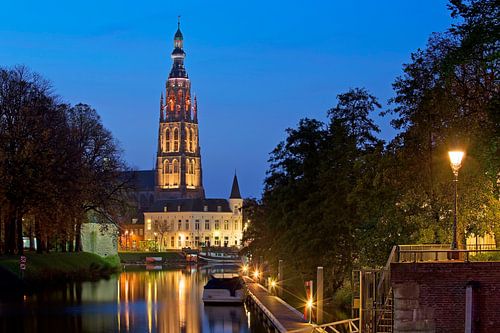 Night photograph of the Great Church of Breda