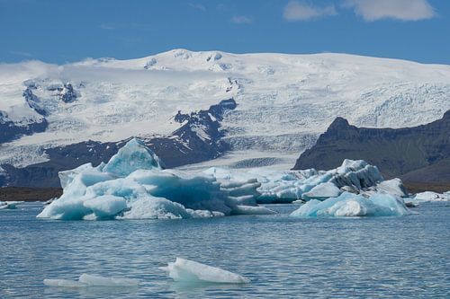 Islande - Immenses icebergs de couleur turquoise dans un lac glaciaire devant l'imposant glacier Vatnajoekull